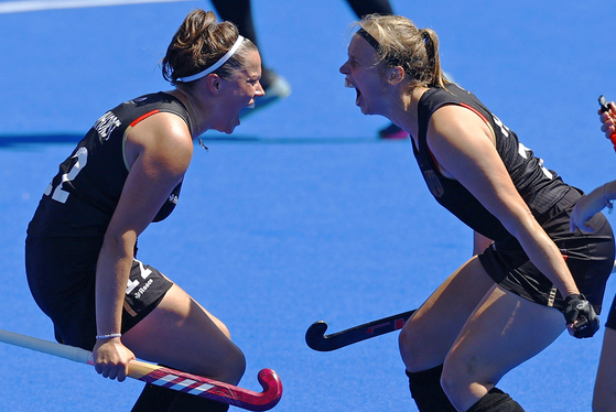 Viktoria Huse of Germany and Charlotte Stapenhorst of Germany celebrate during ahockey quarterfinal between Germany and Argentina at the Yves-du-Manoir Stadium in Colombes, France on Monday. [REUTERS/YONHAP]