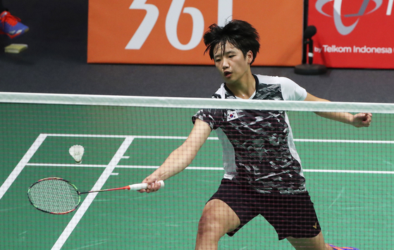 An Se-young competes in the women’s singles round of 32 match against Chen Yufei of China at the 2018 Asian Games in Jakarta, Indonesia on Aug. 23, 2018. [YONHAP]