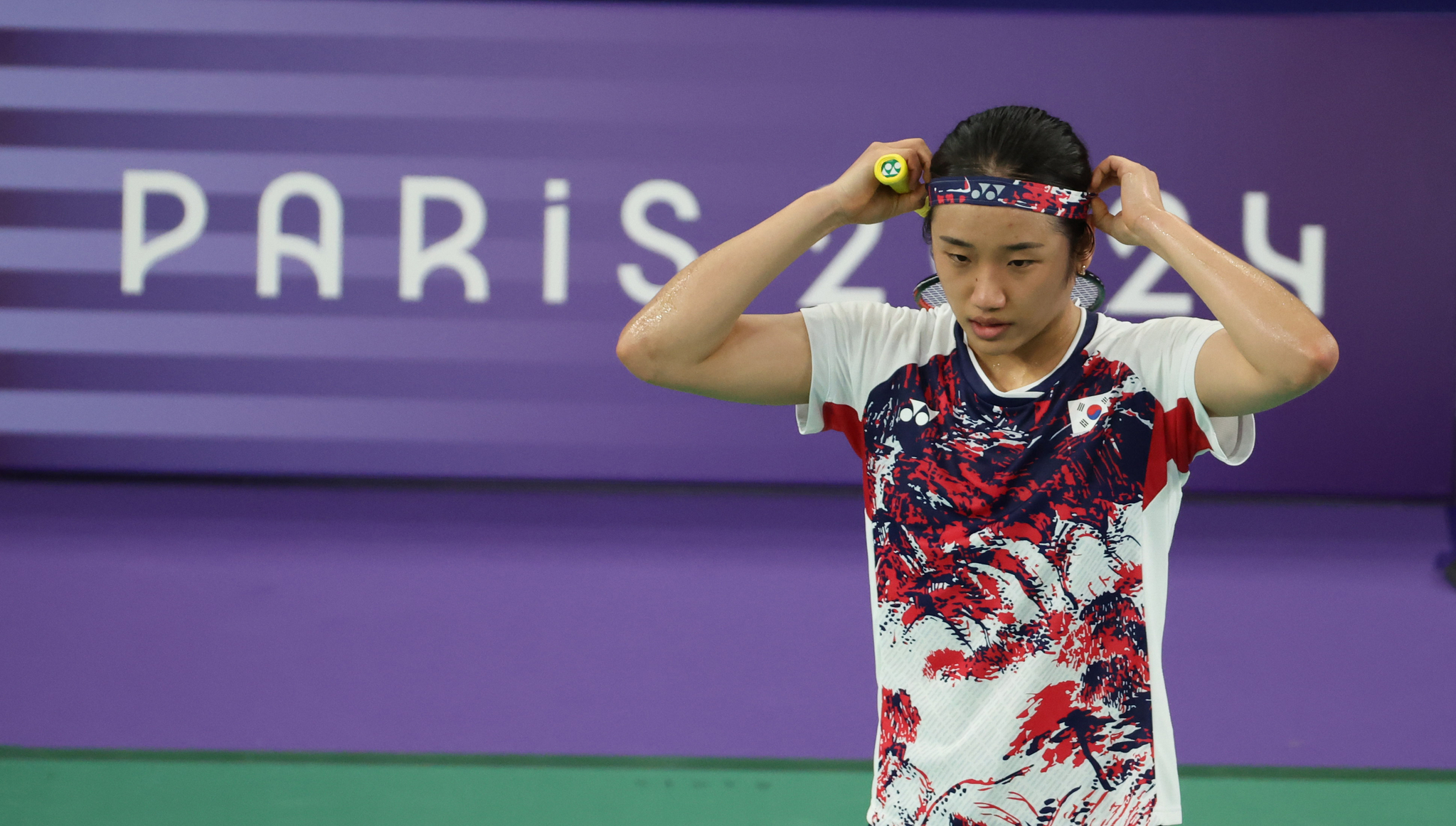 Korean badminton player An Se-young competes in the women's singles final against China’s He Bingjiao at the Paris Olympics at La Chapelle Arena in Paris on Monday. [JOINT PRESS CORPS]