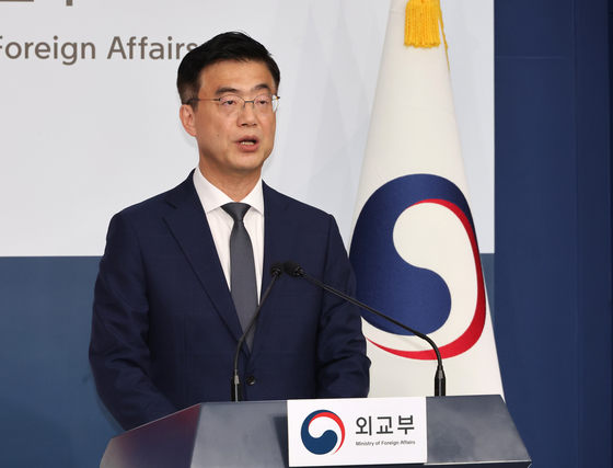 Foreign Ministry spokesperson Lee Jae-woong speaks during a regular press briefing at the ministry building in Seoul on Tuesday. [YONHAP]