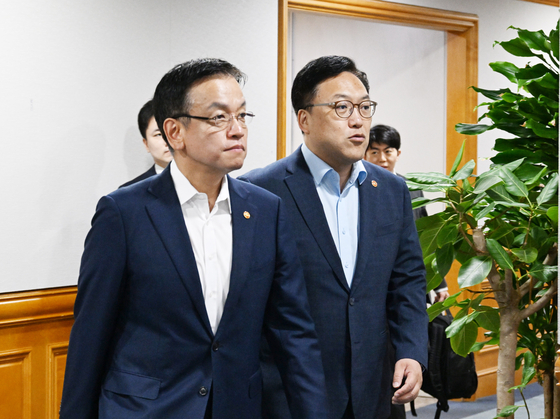 Finance Minister Choi Sang-mok, left, and Financial Services Commission Chairman Kim Byoung-hwan during an emergency meeting on the macroeconomic situation held at the Korea Federation of Banks headquarters in central Seoul on Tuesday [MINISTRY OF ECONOMY AND FINANCE]