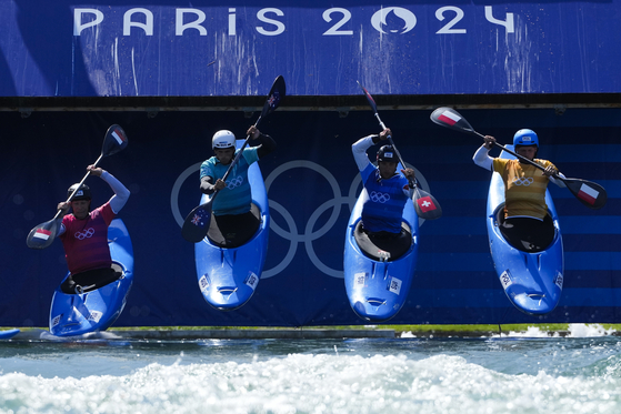 Boris Neveu of France competes in the men's kayak cross finals against Timothy Anderson of Australia, Martin Dougoud of Switzerland and Grzegorz Hedwig of Poland during the canoe slalom at the Paris Olympics on Monday in Vaires-sur-Marne, France. [AP/YONHAP]