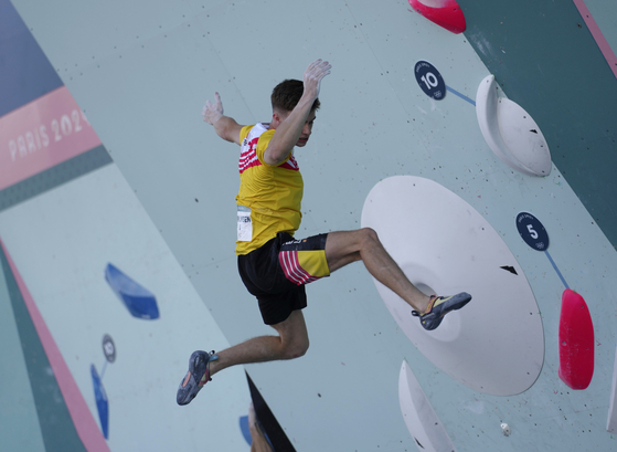 Hannes Van Duysen of Belgium competes in the men's boulder and lead sport climbing in Paris on Monday.  [AP/YONHAP]