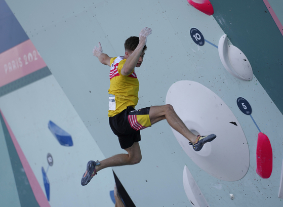 Hannes Van Duysen of Belgium competes in the men's boulder and lead sport climbing in Paris on Monday. [AP/YONHAP]