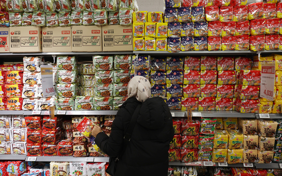 A customer selects ramyeon at a supermarket in Seoul on Jan. 8. [NEWS1]