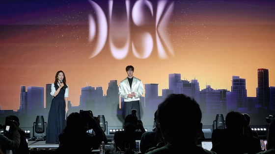 Singer Yoon San-ha on stage at the press conference for the release of his first solo album, ″Dusk,″ in central Seoul on Aug. 6. [YOON SO-YEON]
