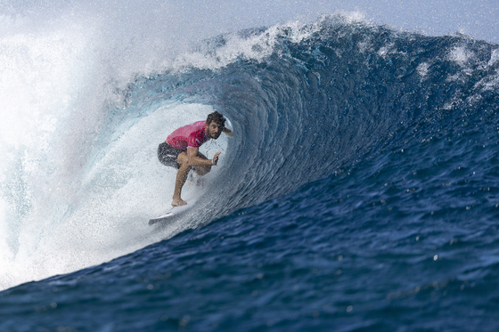 Alonso Correa of Peru rides a wave during the surfing semifinals in Teahupo'o, Tahiti on Monday.  [AP/YONHAP]