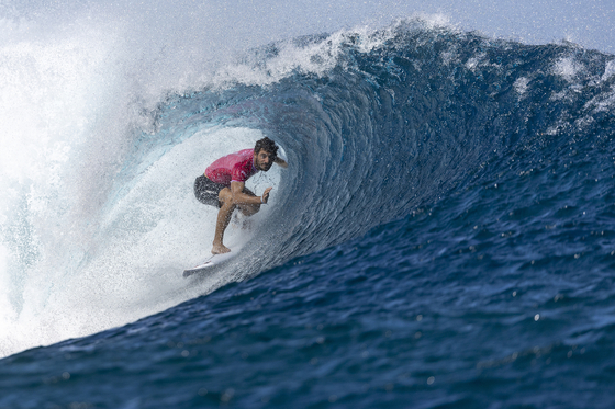 Alonso Correa of Peru rides a wave during the surfing semifinals in Teahupo'o, Tahiti on Monday. [AP/YONHAP]