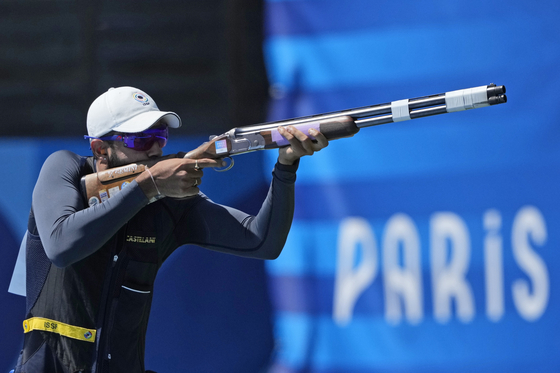 India's Amanjeet Singh Naruka competes in the skeet mixed team final at the Paris Olympics on Monday in Chateauroux, France. [AP/YONHAP]