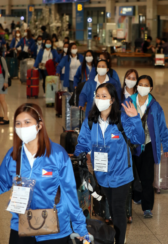 Filipino caregivers arrive at Incheon International Airport on Tuesday. [NEWS1]