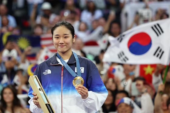 Korean badminton player An Se-young poses with her Olympic gold medal after winning the women's singles final at the Paris Olympics at La Chapelle Arena in Paris on Monday. [YONHAP]