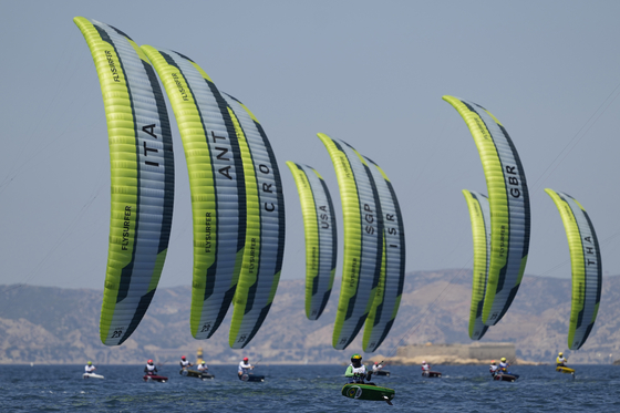The men's Kite fleet competes in Marseille, France on Monday.  [AP/YONHAP]