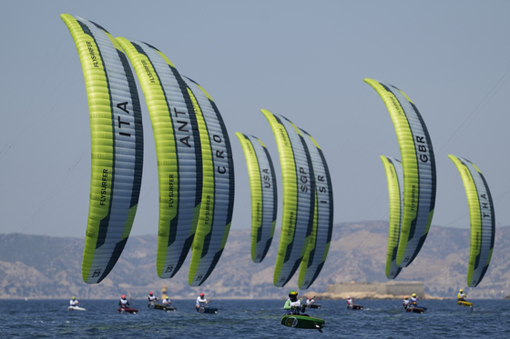 The men's Kite fleet competes in Marseille, France on Monday. [AP/YONHAP]