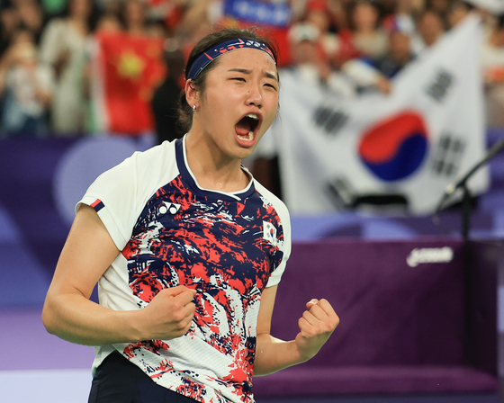 An Se-young celebrates after winning the gold medal match of the women's singles badminton contest at the Paris Olympics in Paris on Monday. [JOINT PRESS CORPS]