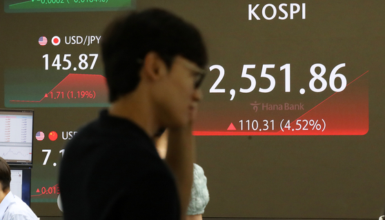 A screen in Hana Bank's trading room in central Seoul shows the Kospi opening on Tuesday. [NEWS1] 