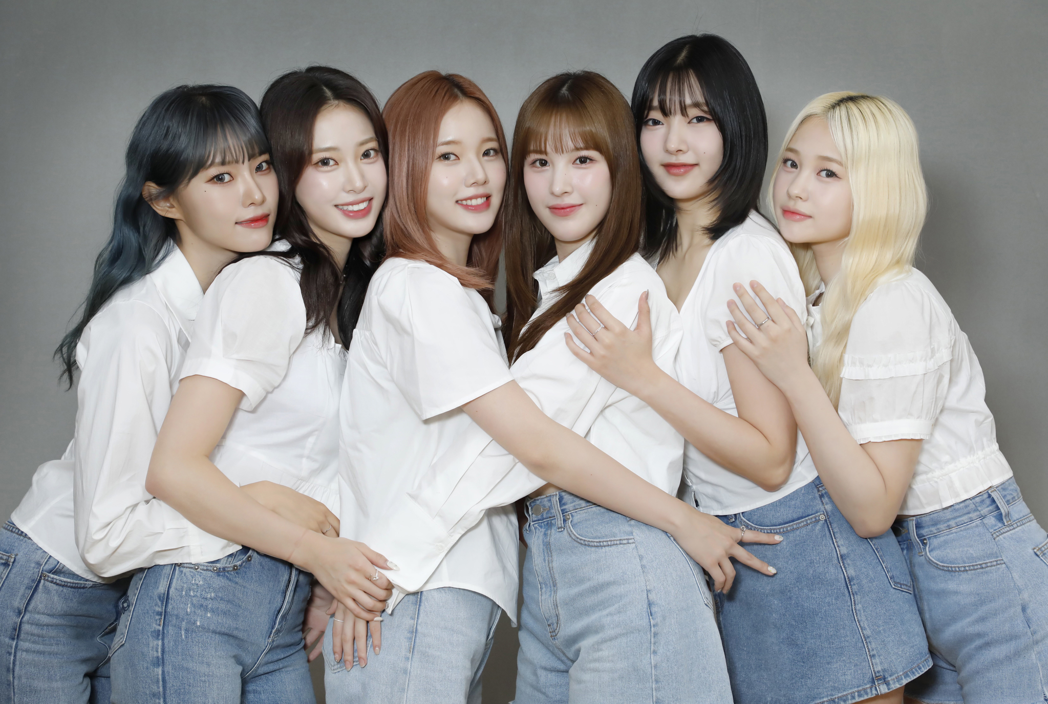 Girl group Weeekly poses for the camera during an interview with the Korea JoongAng Daily, held in Mapo District, western Seoul shortly after wrapping up promotions for ″Lights On,″ the lead track of the group's latest EP, ″Bliss.″ [PARK SANG-MOON]