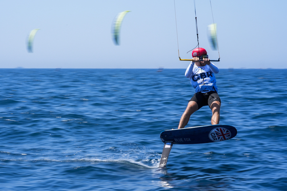 Connor Bainbridge of Great Britain practices prior to the men's kite race in Marseille on Tuesday. [AP/YONHAP]