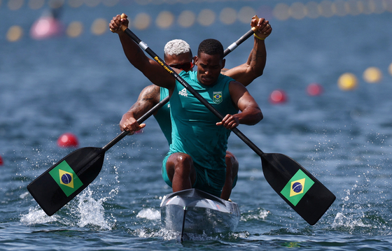 Jacky Jamael Nascimento Godmann of Brazil and Isaquias Guimaraes Queiroz of Brazil in action during the men's canoe doubles 500-meter quarterfinals in Vaires-sur-Marne, France on Tuesday. [REUTERS/YONHAP]