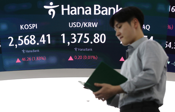 A screen in Hana Bank's trading room in central Seoul shows Kospi closing at 2,568.41 points on Wednesday, up 1.8 percent, or 46.26 points, from the previous trading session. The Kosdaq rose 2.14 percent, or 15.67 points, to 748.54. [NEWS1]