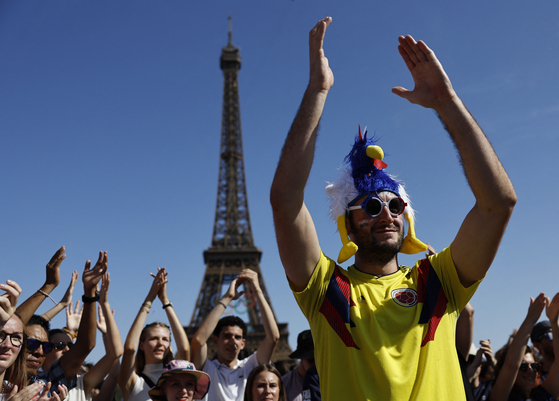 People applaud before the start of the Champions Park medalist celebrations in Paris on Tuesday [REUTERS/YONHAP]