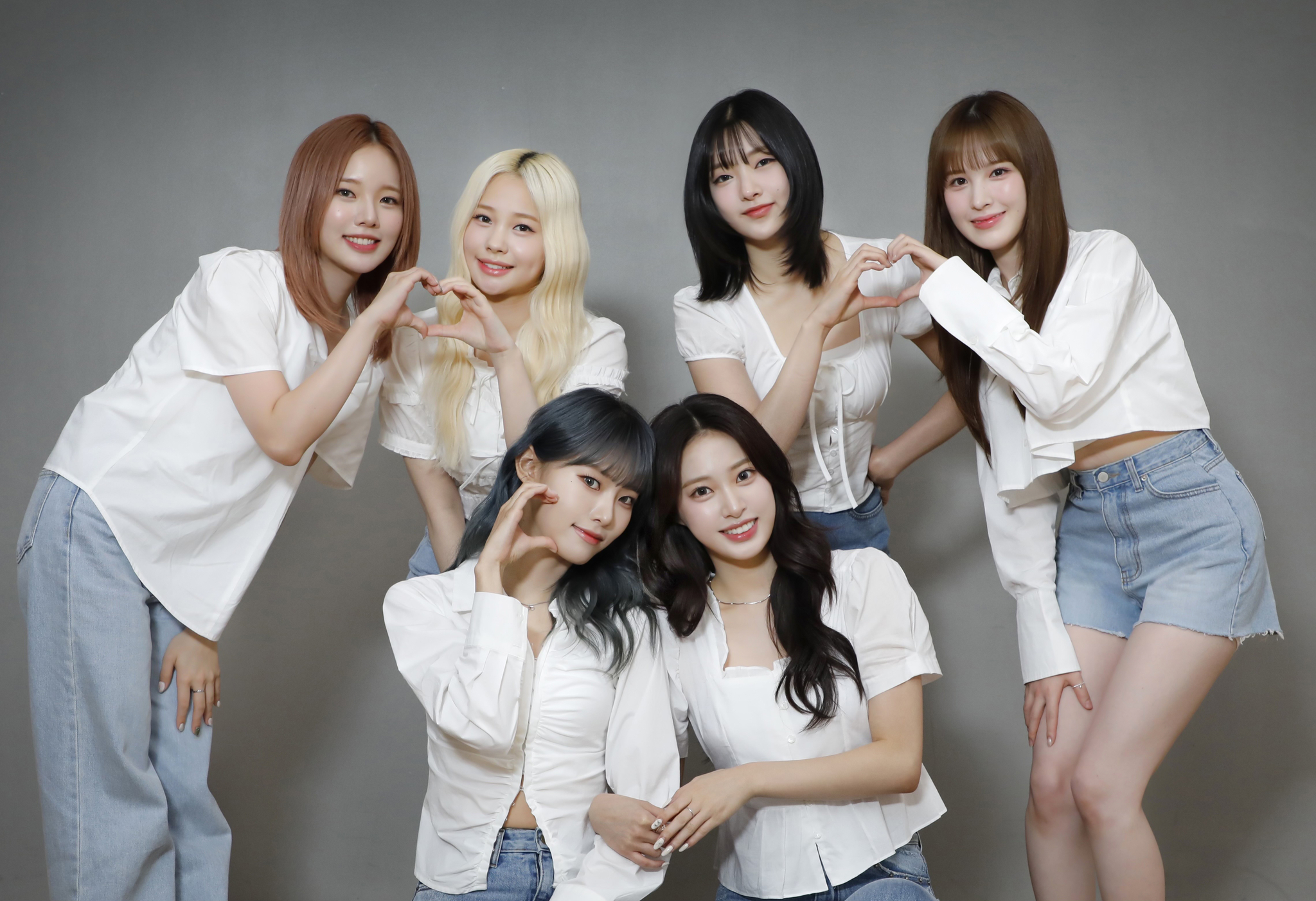 Girl group Weeekly poses for the camera during an interview with the Korea JoongAng Daily, held in Mapo District, western Seoul shortly after wrapping up promotions for ″Lights On,″ the lead track of the group's latest EP, ″Bliss.″ [PARK SANG-MOON]