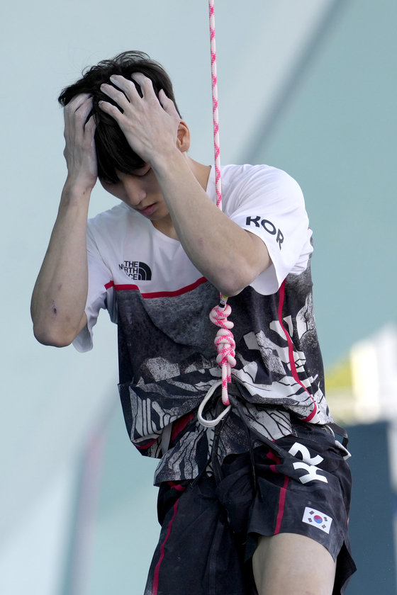 Lee Do-hyun reacts as he competes in the men's boulder and lead, semifinal lead, during the sport climbing competition at the 2024 Paris Olympics on Wednesday in Le Bourget, France. [AP/YONHAP]