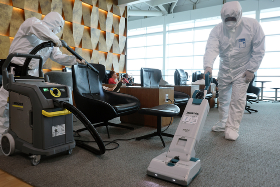 Pest control personnel at Incheon International Airport disinfect the transit lounge at the airport's Terminal 2 on Nov. 17, 2023. [YONHAP]