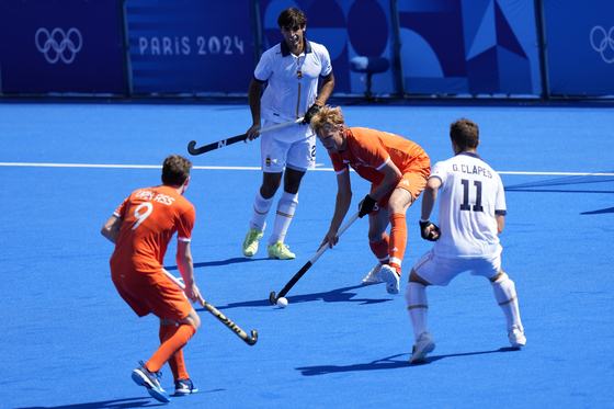 The Netherlands' Joep De Mol, second right, drives the ball away as he defends during the men's semifinal field hockey match against Spain at the Yves-du-Manoir Stadium during the Paris Olympics in Colombes, France on Tuesday. [AP/YONHAP]