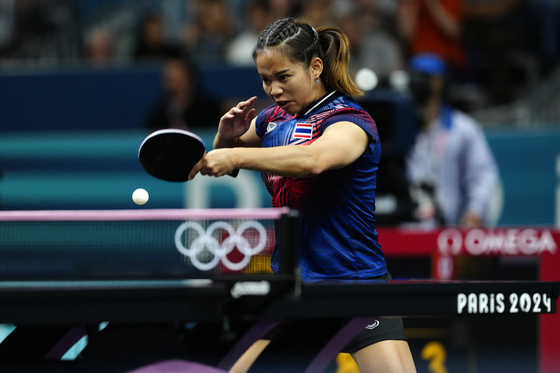 Thailand's Orawan Paranang plays Japan's Miu Hirano in a women's teams quarterfinal table tennis match in Paris on Tuesday. [AP/YONHAP]