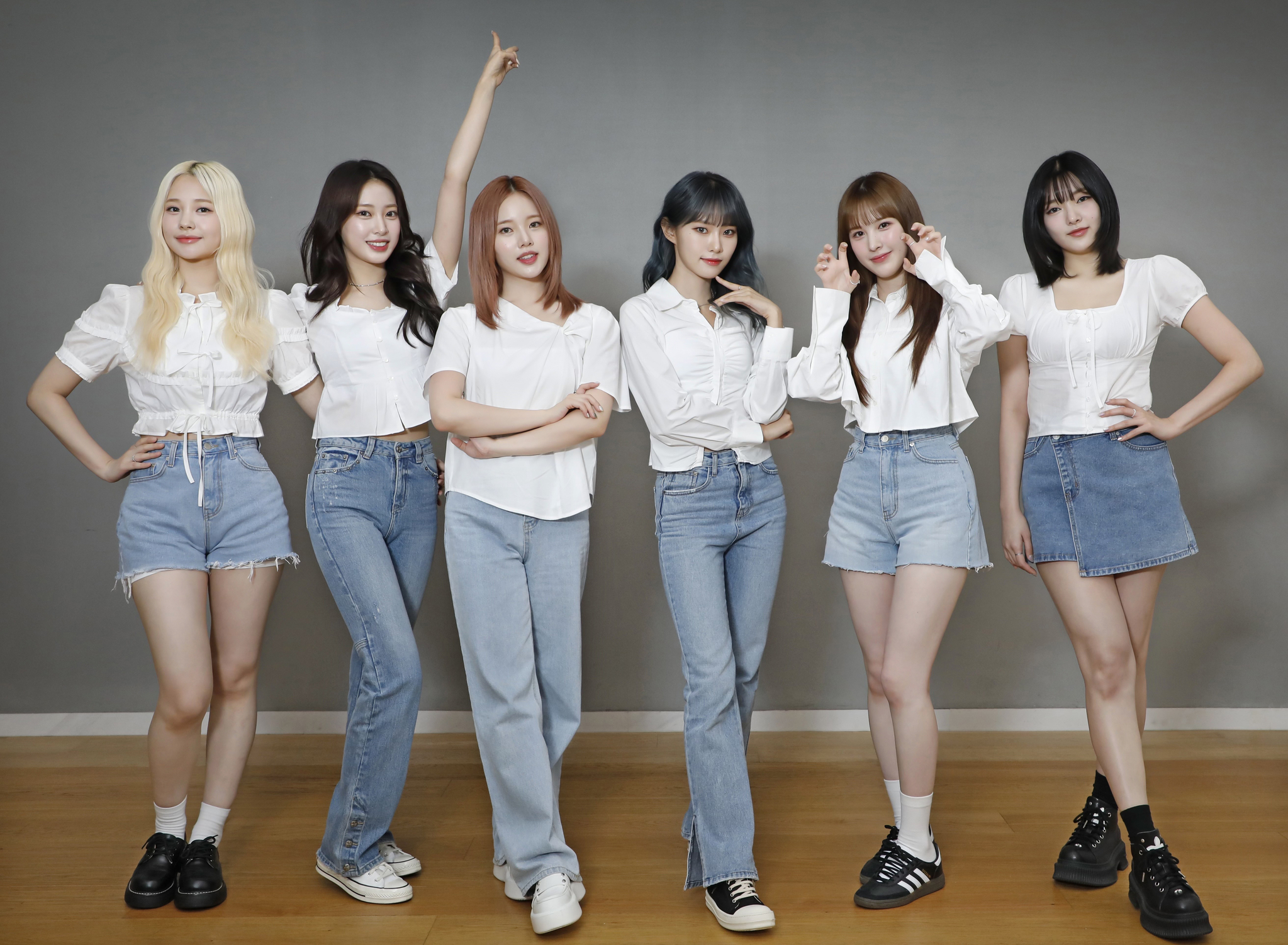 Girl group Weeekly poses for the camera during an interview with the Korea JoongAng Daily, held in Mapo District, western Seoul shortly after wrapping up promotions for ″Lights On,″ the lead track of the group's latest EP, ″Bliss.″ [PARK SANG-MOON]