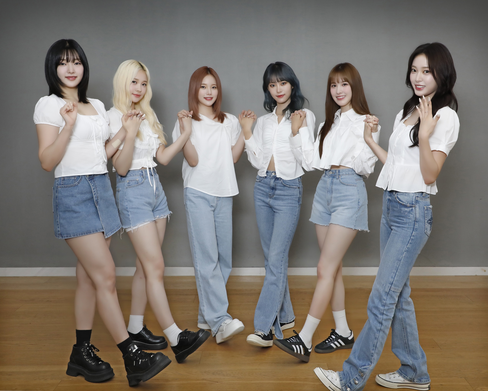 Girl group Weeekly poses for the camera during an interview with the Korea JoongAng Daily, held in Mapo District, western Seoul shortly after wrapping up promotions for ″Lights On,″ the lead track of the group's latest EP, ″Bliss.″ [PARK SANG-MOON]