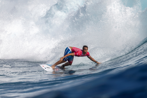 Kauli Vaast of France in action during the men's surfing gold medal match at the Paris Olympics in Tahiti, French Polynesia on Tuesday. [REUTERS/YONHAP] 