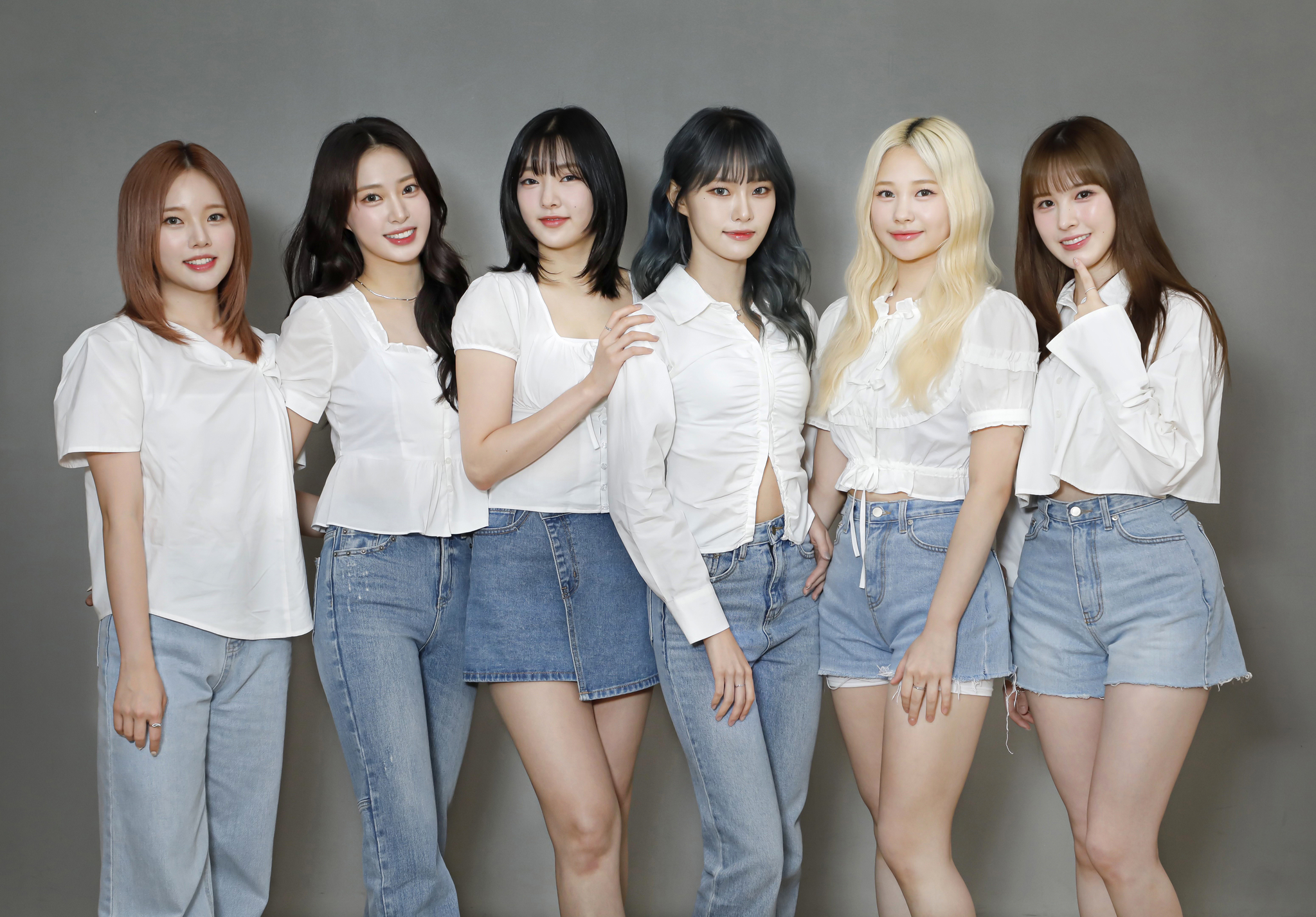 Girl group Weeekly poses for the camera during an interview with the Korea JoongAng Daily, held in Mapo District, western Seoul shortly after wrapping up promotions for ″Lights On,″ the lead track of the group's latest EP, ″Bliss.″ [PARK SANG-MOON]