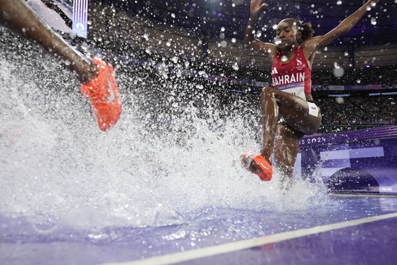 Winfred Yavi of Bahrain competes in the women's 3000-meter steeplechase final in Paris on Tuesday.  [AP/YONHAP]