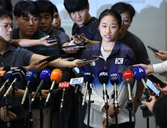 An Se-young talks to reporters at Incheon International Airport on Wednesday. [YONHAP]