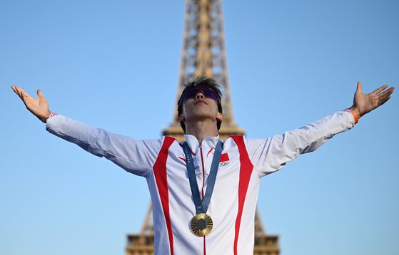 Chinese diver Long Daoyi poses at Champions Park on Monday. [XINHUA/YONHAP]