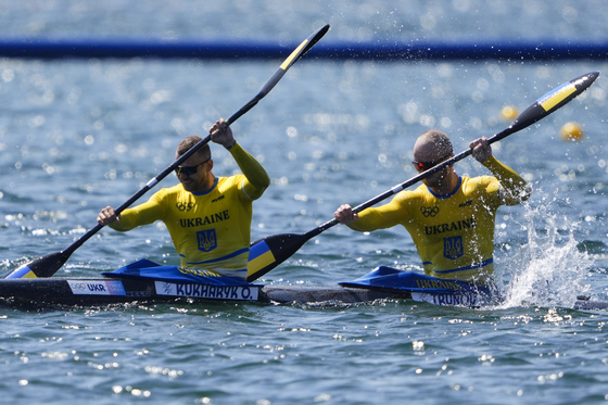 Ukraine's Oleh Kukharyk and Ihor Trunov compete in the men's kayak double 500-meter quarterfinals at the Paris Olympics in Vaires-sur-Marne, France on Tuesday. [AP/YONHAP]