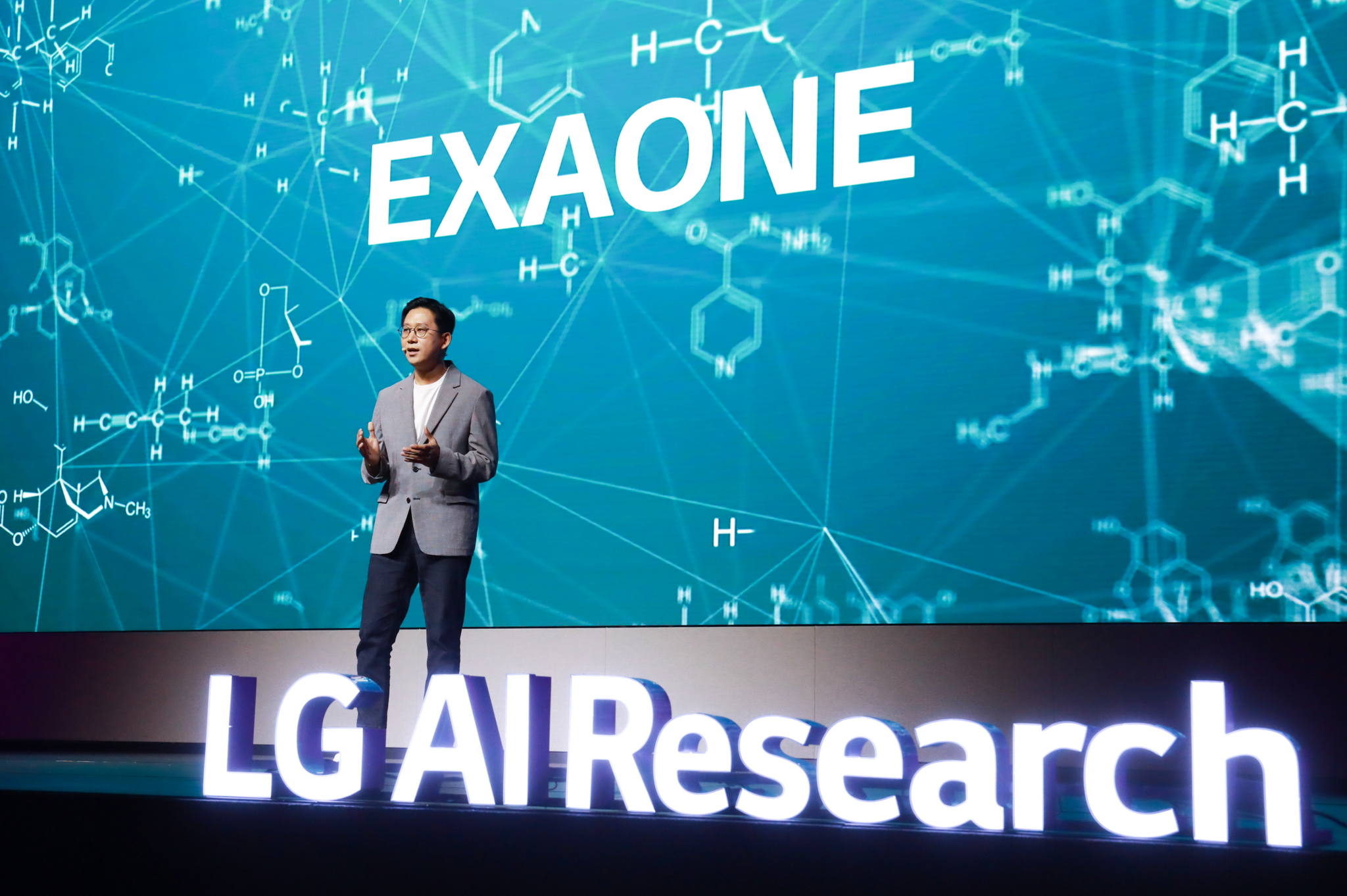 LG AI Research President Bae Kyung-hoon introduces Exaone 2.0 in 2023. [LG CORP.]