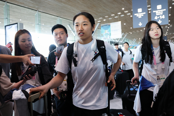 An Se-young talks to reporters at Charles de Gaulle airport in Paris on Tuesday. [YONHAP]