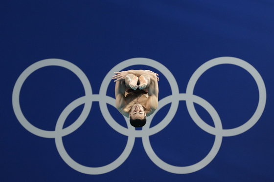 Italy's Giovanni Tocci competes in the men's 3-meter springboard diving preliminary at the Paris Olympics in Saint-Denis, France on Tuesday. [AP/YONHAP]