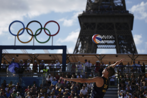 Sweden's Jonatan Hellvig serves during a men's quarterfinal beach volleyball match between Brazil and Sweden at Eiffel Tower Stadium in Paris on Tuesday. [AP/YONHAP]