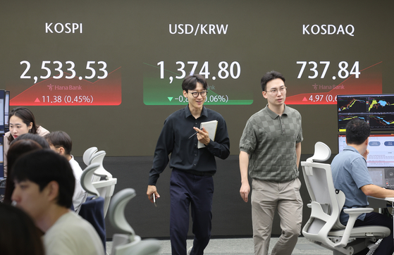 A screen in Hana Bank's trading room in central Seoul on Monday [YONHAP] 