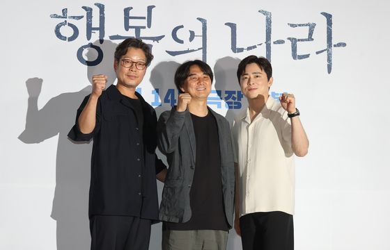 From left, actor Yoo Jae-myung, director Choo Chang-min and actor Cho Jung-seok pose for the cameras at a press conference in Yongsan District, central Seoul, on Aug. 6 [YONHAP]