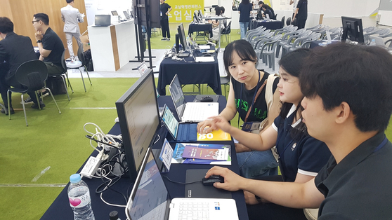 Teachers try out prototypes for AI-based digital textbooks at a conference at Daegu Exhibition & Convention Center on Wednesday. [YONHAP]