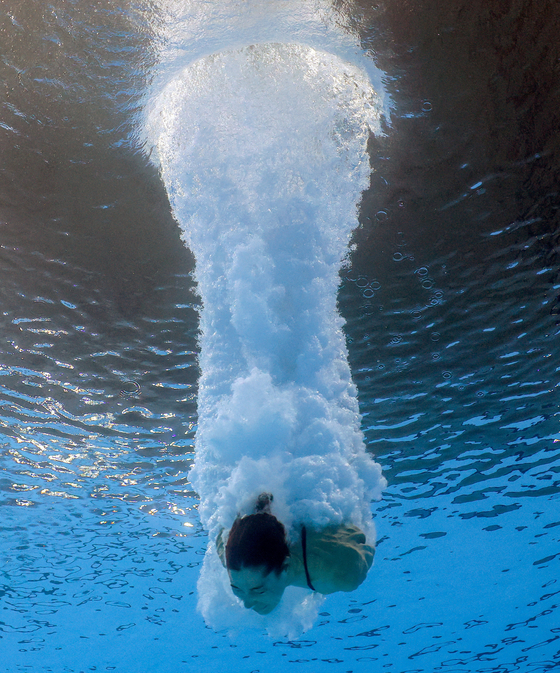 Sarah Jodoin di Maria of Italy in action during the women's 10-meter platform diving final in Paris on Tuesday. [REUTERS/YONHAP]