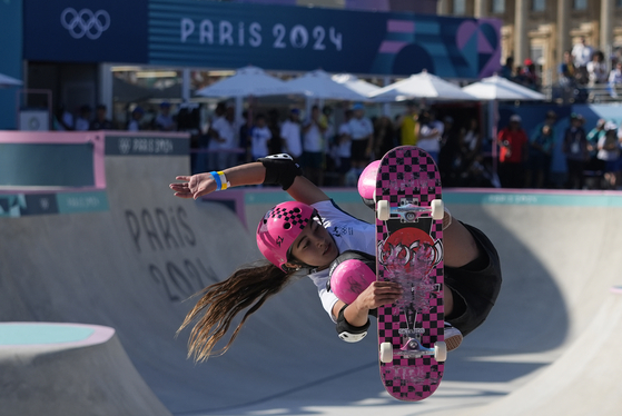 Arisa Trew of Australia competes in the women's skateboarding park final in Paris on Tuesday.  [AP/YONHAP]