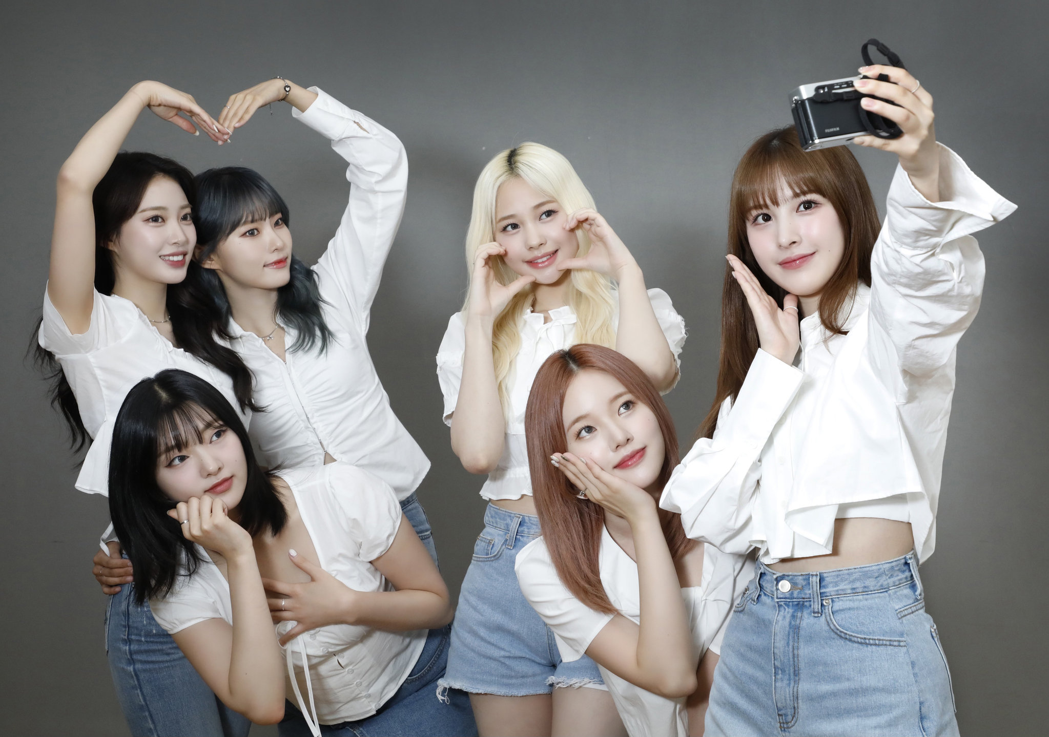 Girl group Weeekly poses for the camera during an interview with the Korea JoongAng Daily, held in Mapo District, western Seoul shortly after wrapping up promotions for ″Lights On,″ the lead track of the group's latest EP, ″Bliss.″ [PARK SANG-MOON]