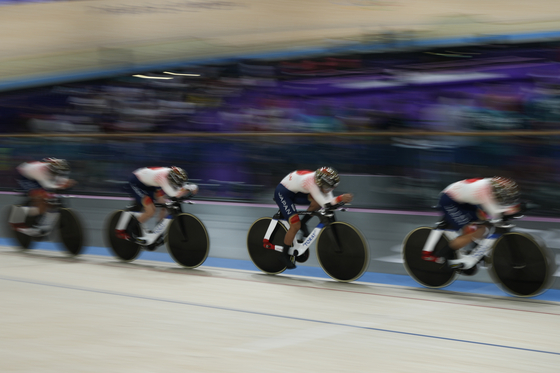 Japan's Yumi Kajihara, Tsuyaka Uchino, Mizuki Ikeda and Maho Kakita compete in the women's team pursuit race in Montigny-le-Bretonneux on Tuesday.  [AP/YONHAP]