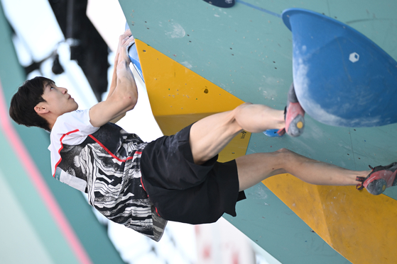 Lee Do-hyun competes in the boulder semifinal at the Paris Olympics in Le Bourget, France on Monday. [JOINT PRESS CORPS]