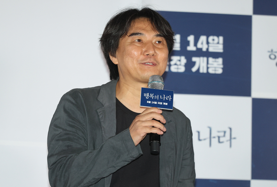 Director Choo Chang-min answers questions at a press conference in Yongsan District, central Seoul on Aug. 6 [YONHAP]